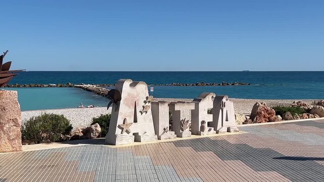 Letras de Altea en el paseo mar&iacute;timo con el Mar Maditerr&aacute;neo de fondo