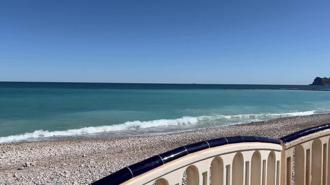 Desplazamiento lento hacia la barandilla para observar el mar en el paseo mar&iacute;timo de Altea 4K