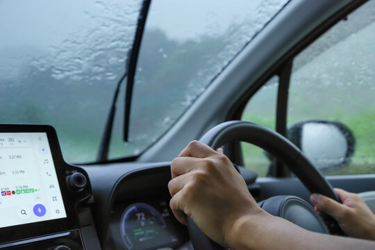 大雨の日に運転をするドライバー