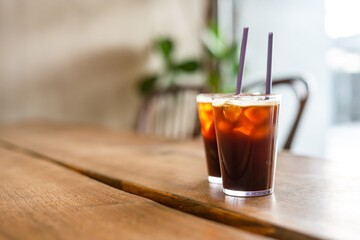 나무 테이블에 아이스 커피 두 잔 