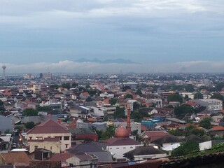 Obraz premium landscape of a small town with a mountain backdrop