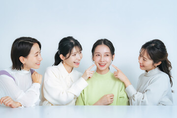 女性、スキンケア、美容、笑顔、脱毛、日本人、褒める、褒められ、肌、顔、コスメ、化粧品、グループ、サロン、セルフケア、ニキビケア、美肌、美白、美顔、ナチュラル、フェイシャルトリートメント、保湿、UVケア、コピースペース、広告、上半身、友人、羨む、綺麗、美しい、お手入れ、比較、複数、アンチエイジング、エイジングケア、アラフォー、アラサー、30代、40代、ミドル、中年、おしゃれ、ファッション、女子会、並