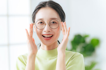 Portrait of a woman wearing glasses