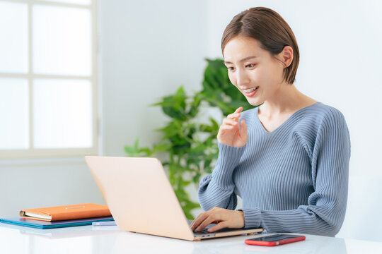 ノートパソコン、女性、デスクワーク、ビジネス、ビジネスウーマン、PC、日本人、笑顔、フリーランス、副業、資格、学習、事務、バックオフィス、カジュアル、オフィス、職場、仕事、作業、編集、AI、DX、デジタル、働く、人材、カラフル、オンライン、検索、web、インターネット、デザイナー、クリエイター、ミドル、30代、コピースペース、やりがい、在宅勤務、リモートワーク、ブログ、SNS、投稿、簿記、クラウド