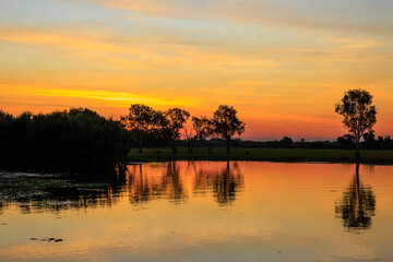 オーストラリア　ノーザンテリトリーの壮大なイエローウォーターの美しいマジックアワー