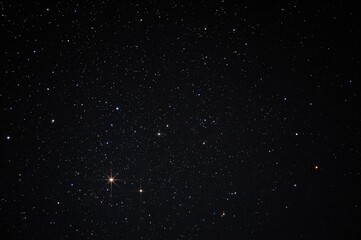 Obraz premium A night sky adorned with countless stars of different colors and sizes against a dark backdrop.