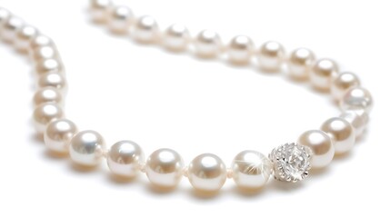 Obraz premium Elegant Pearl Necklace Isolated on White Background for Jewelry Advertising Campaigns