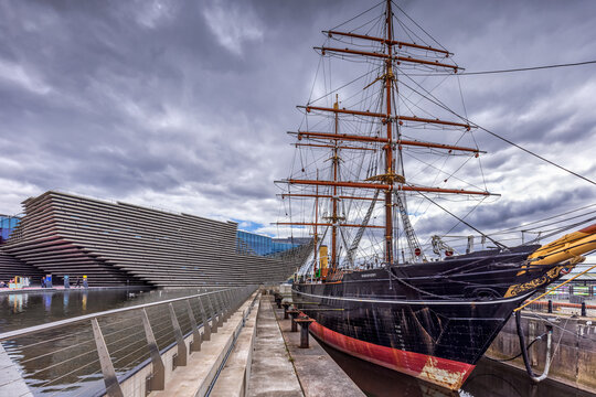 The auxiliary steamship RRS Discovery that took Scott and Shackleton to Antartica in 1901, with the V & A design museum on the Dundee waterfront.