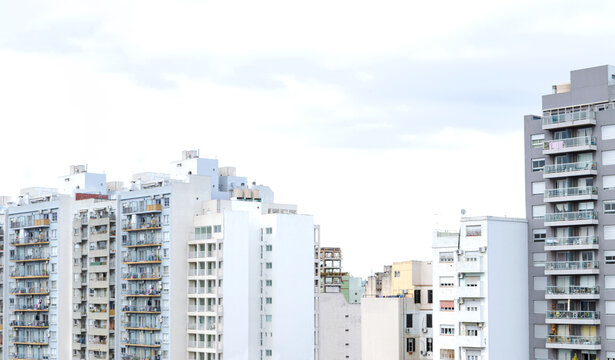 Perfil urbano con edificios residenciales, pisos o apartamentos. Inversi&oacute;n inmobiliaria en la ciudad.  