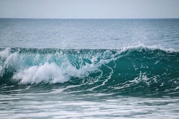 Fototapeta premium Shattering waves of the deep blue sea