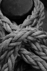 Starkes Seil in Schwarz-Weiß – Detailaufnahme eines Knotens