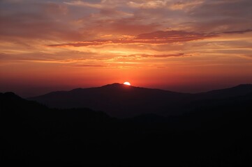 Obraz premium Silhouetted mountain peaks at dawn