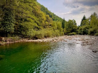 Fiume verde con acqua limpida e bosco a Pontremoli in Toscana