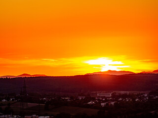 Sonnenuntergang hinter einer Hügelkette
