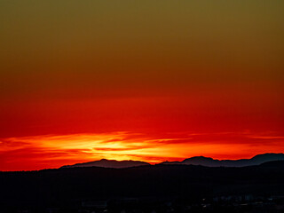 Fototapeta premium Sonnenuntergang hinter einer Hügelkette