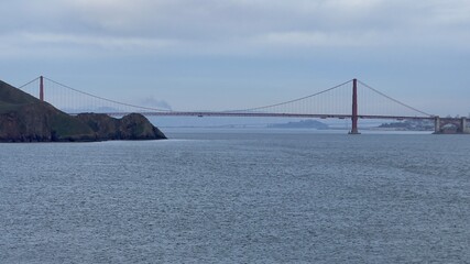 Fototapeta premium Golden Gate Bridge view over the bay on a cloudy day