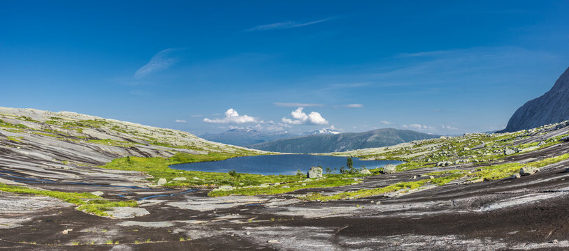 Granitplatte Verdensvaet bei Narvik in Nordland, Norwegen