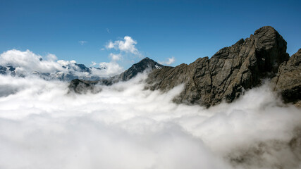 Paysage de montagne dans les Alpes françaises en été autour de Valloire avec les Aiguilles d'Arves émergeant des nuages