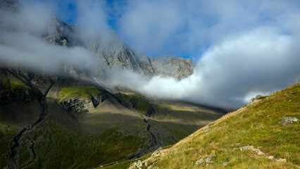Paysage de montagne dans les Alpes françaises en été autour de Valloire et du refuge des aiguilles d'Arves