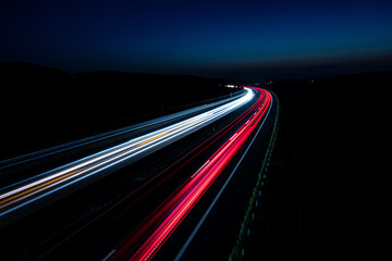 &bdquo;Langzeitbelichtung einer Autobahn bei Nacht, mit dynamischen Lichtspuren roter und wei&szlig;er Autoscheinwerfer.&ldquo;
&bdquo;Long exposure of a highway at night, with dynamic light trails of red and white car headl