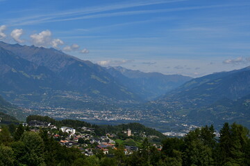 Fototapeta premium Schöne Landschaft bei Völlan in Südtirol mit Blick auf Meran