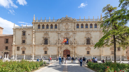 Obraz premium Main facade of the university, with visitors waiting to enter, in the historic center of the city of Alcala de Henares