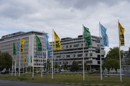 Fahnen der Technologie- und Industriemesse IFA auf dem Ernst-Reuter-Platz in Berlin am 26.08.2025