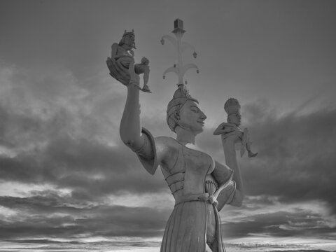 Hafeneinfahrt in Konstanz mit Imperia Statur
