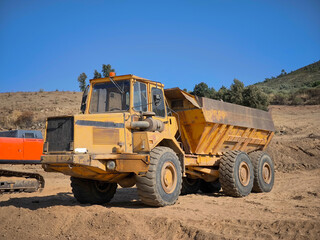 camião basculante na movimentação de terras em meio a um terreno que está a ser transformado para o loteamento de edifícios residenciais