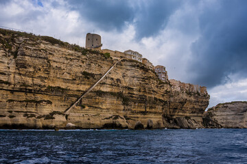 Vue sur Bonifacio et ses falaises de calcaire depuis la mer en Corse du Sud en France