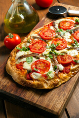 Pinsa romana con alici e pomodoro fresco, cibo italiano 