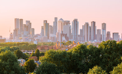 Obraz na płótnie Canvas Canary Wharf, financial and business downtown in London at sunset, view from the Greenwich hill.