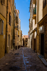 Fototapeta premium Dans les ruelles de la forteresse de Bonifacio en Corse du Sud en France