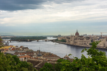 Obraz premium Hungarian Parliament with dome and Danube river with boats, blue sky, bird's eye view