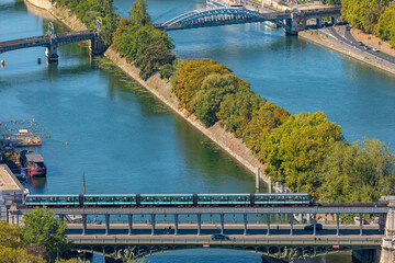 Le m&eacute;tro de paris qui circule au dessus du Pont de Bir-Hakeim