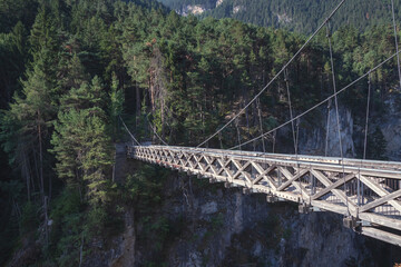 haut de ses 100 m, la passerelle du pont du Diable offre une vue imprenable sur les gorges de l'Arc