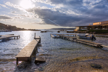 Fototapeta premium Ponton en bois dans le petit port de La Tonnara à Bonifacio en Corse du Sud