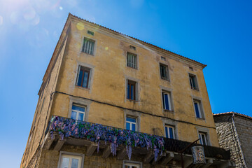 Fototapeta premium Dans les rues de Porto-Vecchio en Corse du Sud en France