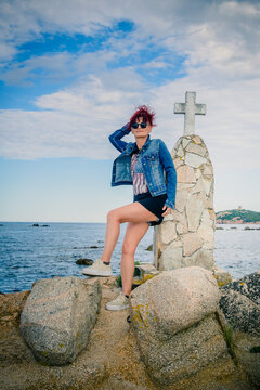 Femme devant le monument Saint-Joseph sur la plage de la Ruscana &agrave; Zonza en en Corse du Sud en France