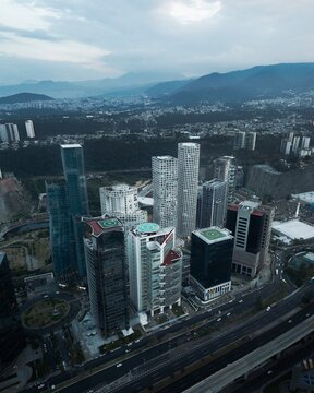Vista a&eacute;rea desde dron de los edificios de Santa Fe en Ciudad de M&eacute;xico durante un d&iacute;a nublado, con arquitectura moderna y paisaje urbano, ideal para proyectos de negocios y ciudad