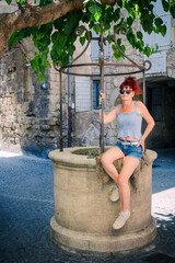 Femme dans les rues de Pézenas cité de Molière en France