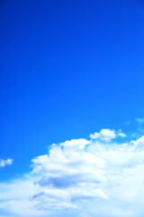 澄んだ青空と白い雲
