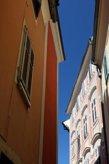 Schmale Gasse in Izola an der slowenischen Riviera