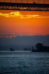 朝焼け雲輝く関門海峡早鞆瀬戸と関門橋20240722