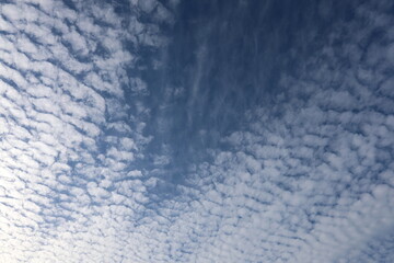 Kleine Schäfchenwolken am blauen Himmel