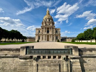veduta della facciata della Eglise du Dome les Invalides, a Parigi in una giornata primaverile.