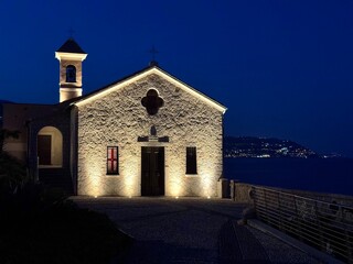 chiesa di Sant'&igrave;Ampelio a Bordighera in una bella serata estiva. Liguria, Italia
