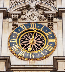 Obraz premium Clock (made in year 1288) on Westminster Abbey facade in London, UK