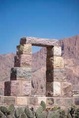 Naklejka premium montaña colorida con cactus cielo azul soleado