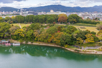 Fototapeta premium 日本の風景・秋 日本100名城 岡山城天守からの眺望